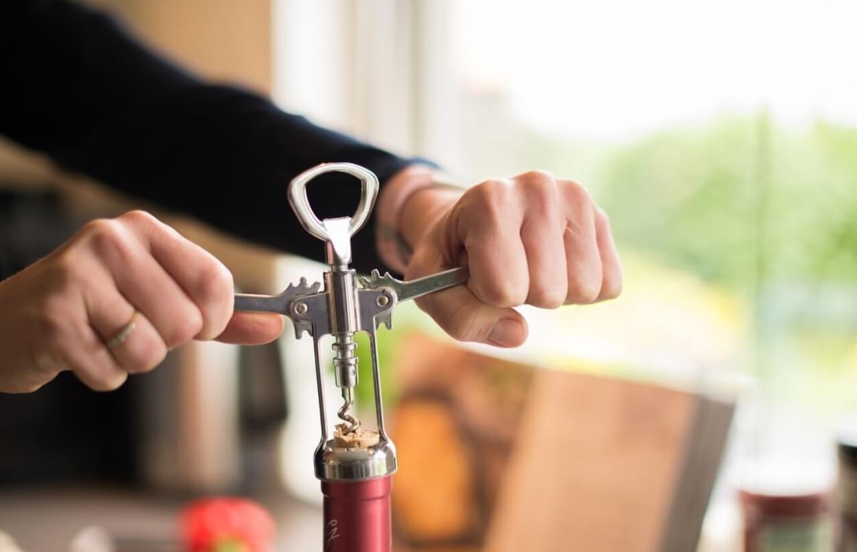 Guide: Sådan åbner du en flaske vin med en proptrækker