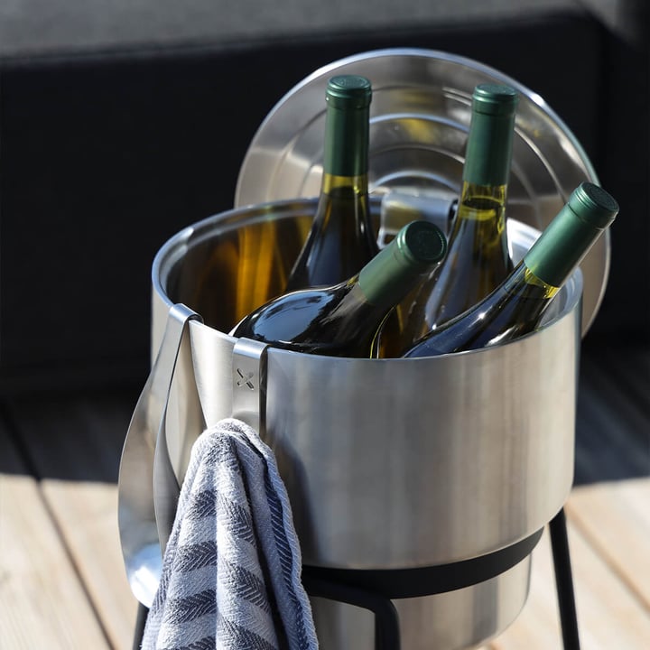 SACKit Wine Bucker vinkøler med champagne i is og viskestykke på kanten