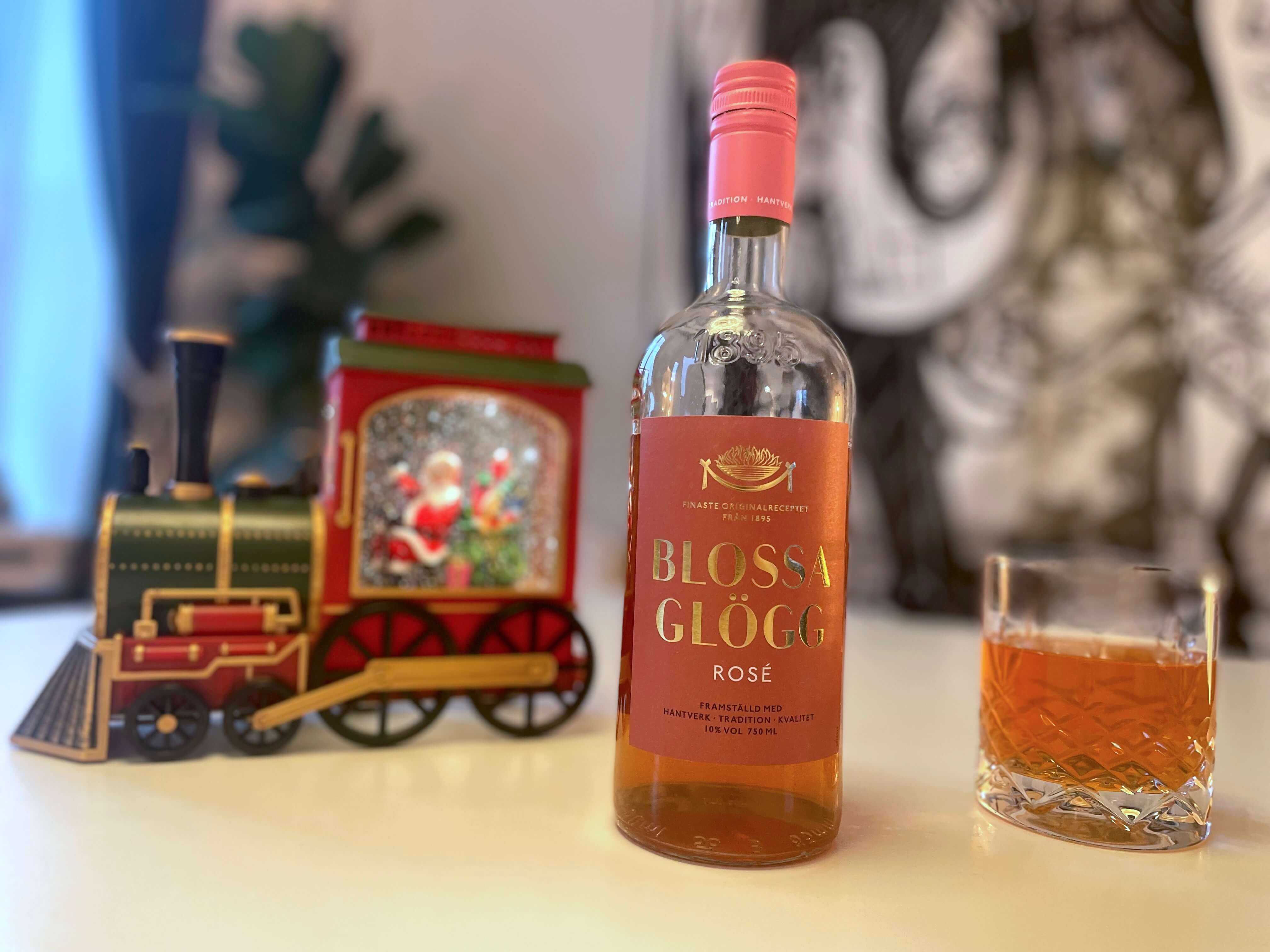 Blossa gløgg rosé foran glas med gløggen og julelegetøj