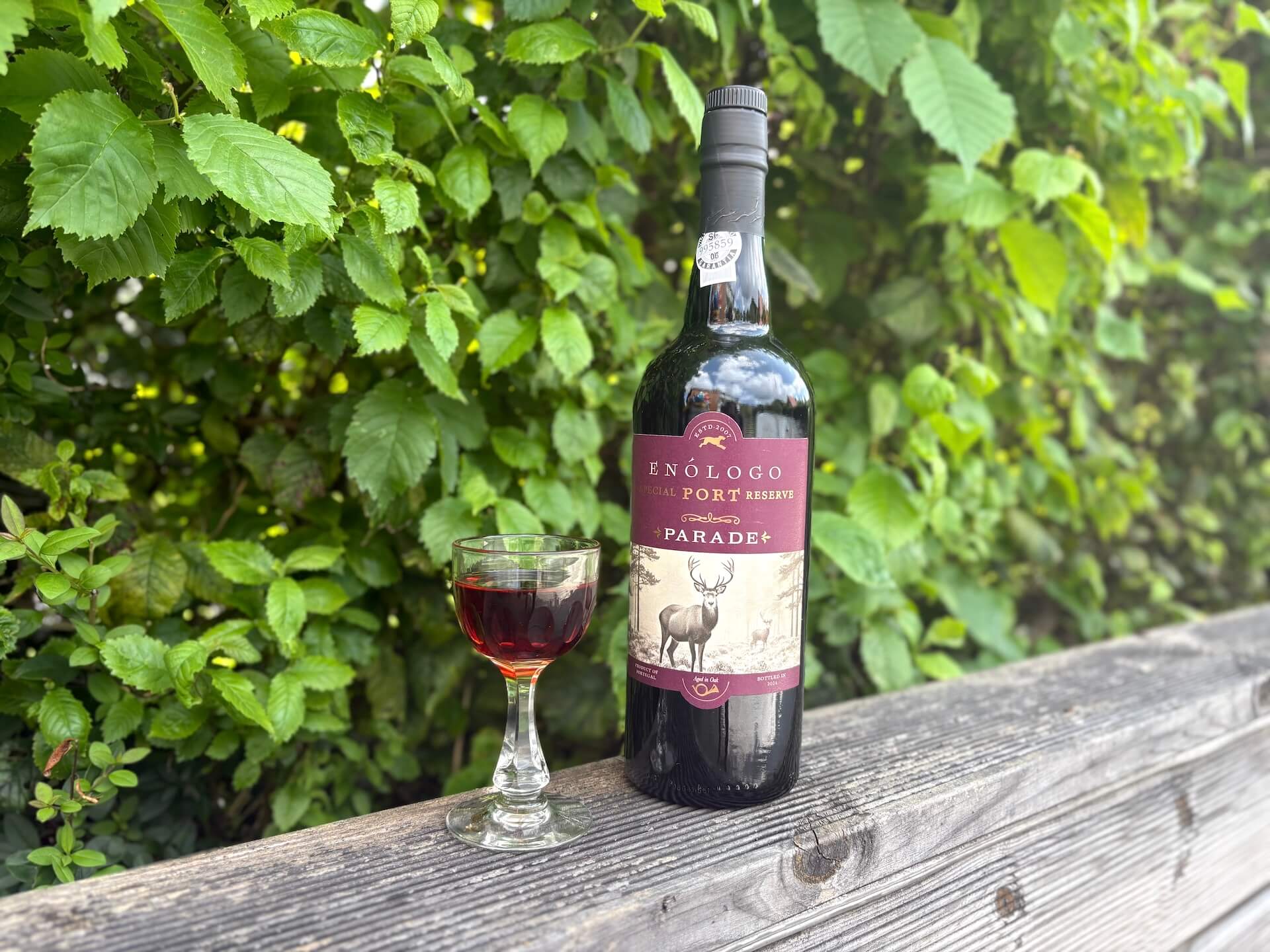 Glas med Enólogo Jagtportvin Parade ved siden af flaske