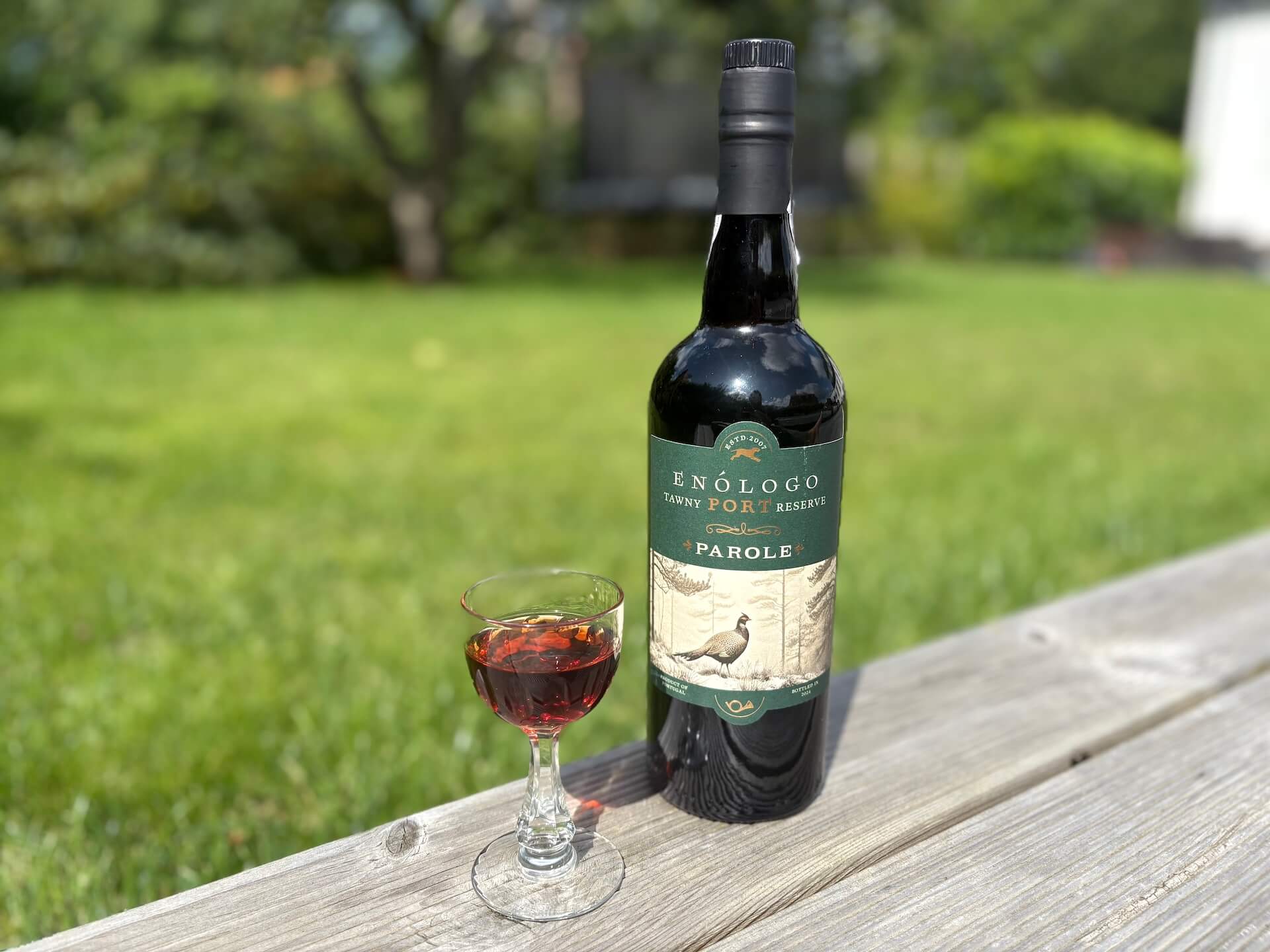 Glas og flaske med Enólogo Jagtportvin Parole