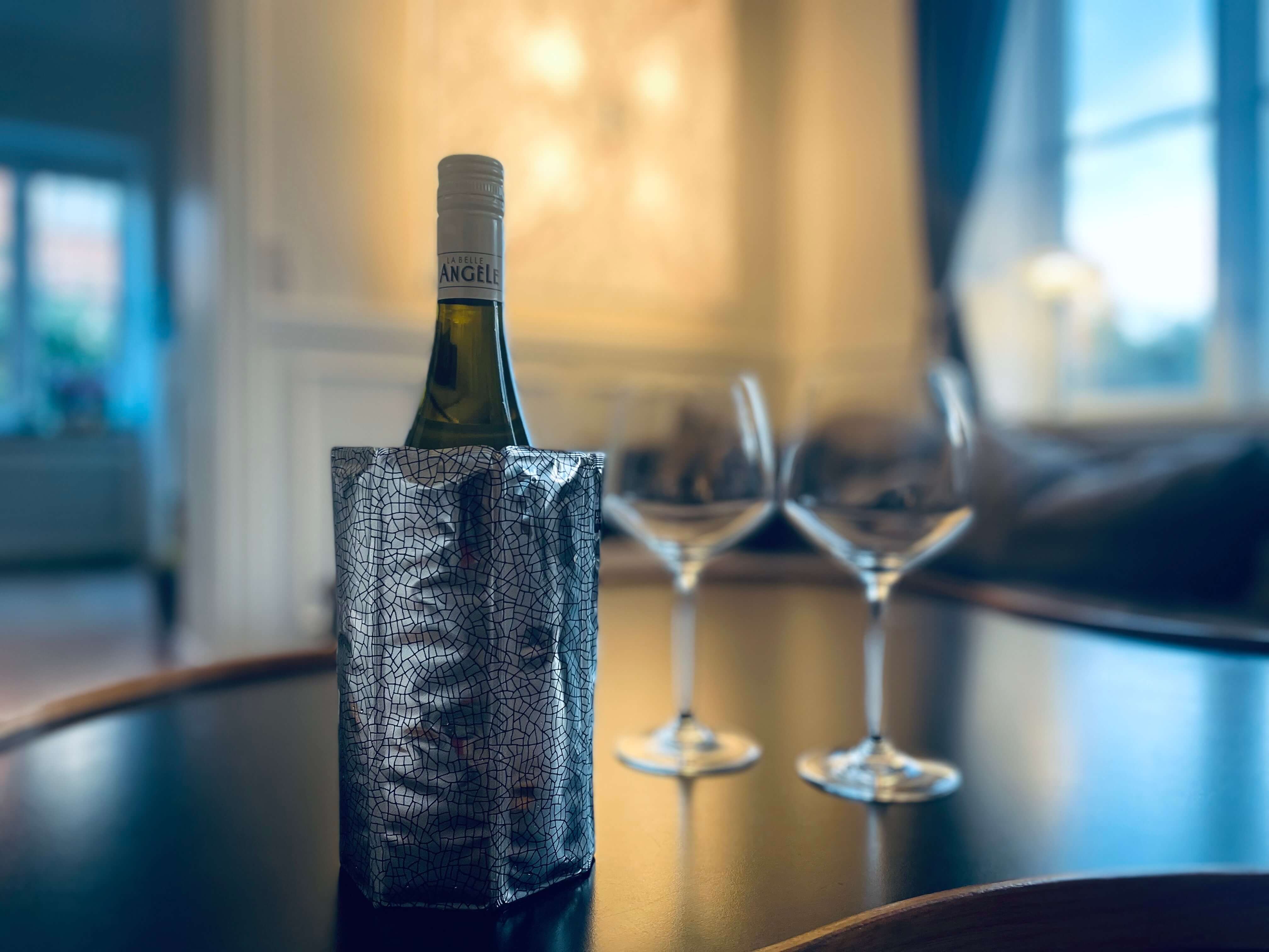 Hvidvin med Vacu Vin Active vinkøler på foran to vinglas