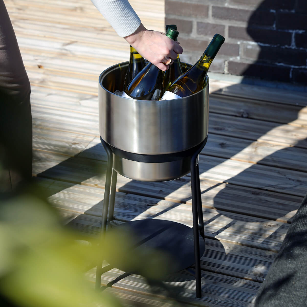 Mand løfter champagne op af SACKit Wine Bucket vinkøler