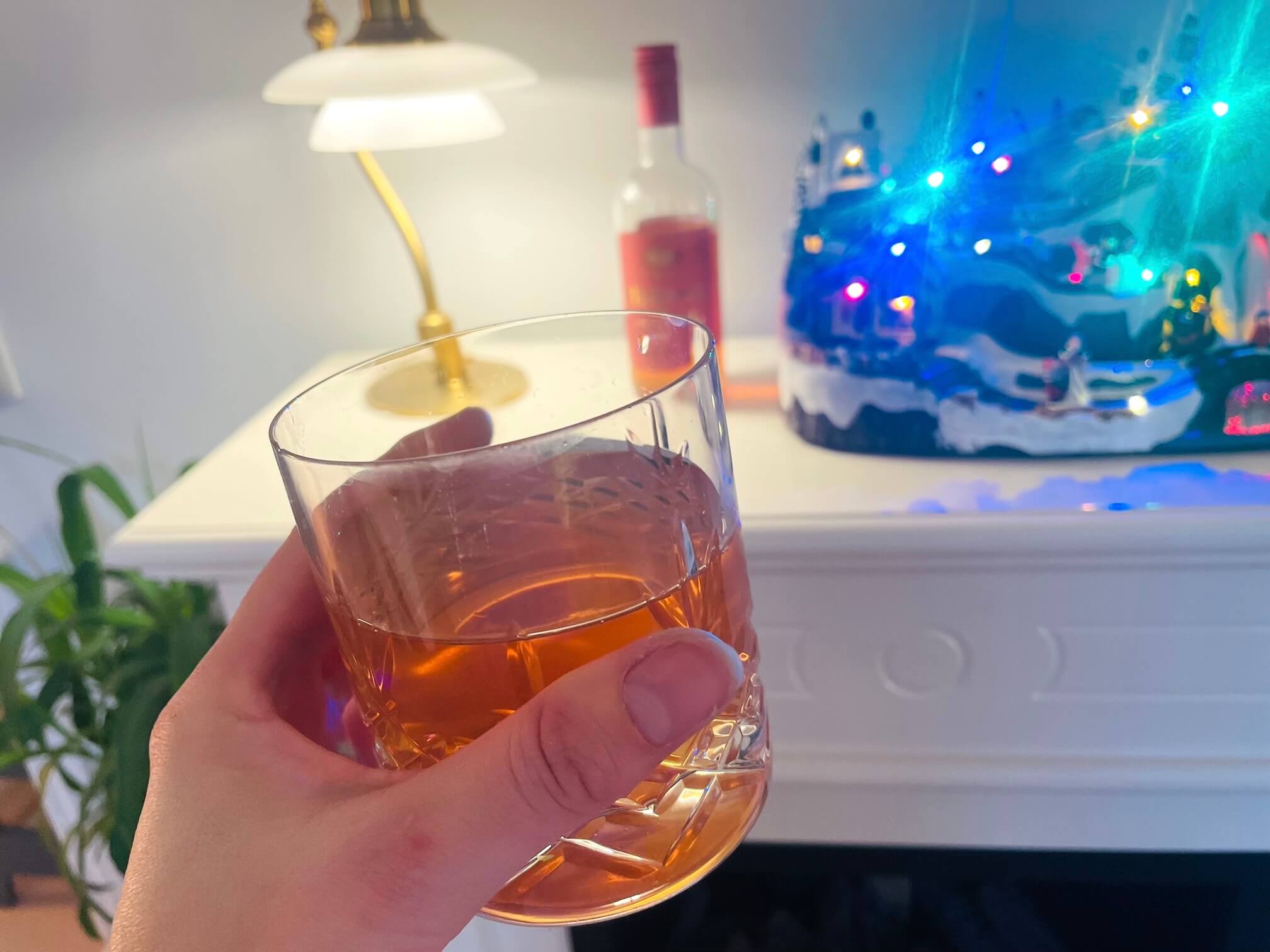 Rosé gløgg fra Blossa hældt i glas