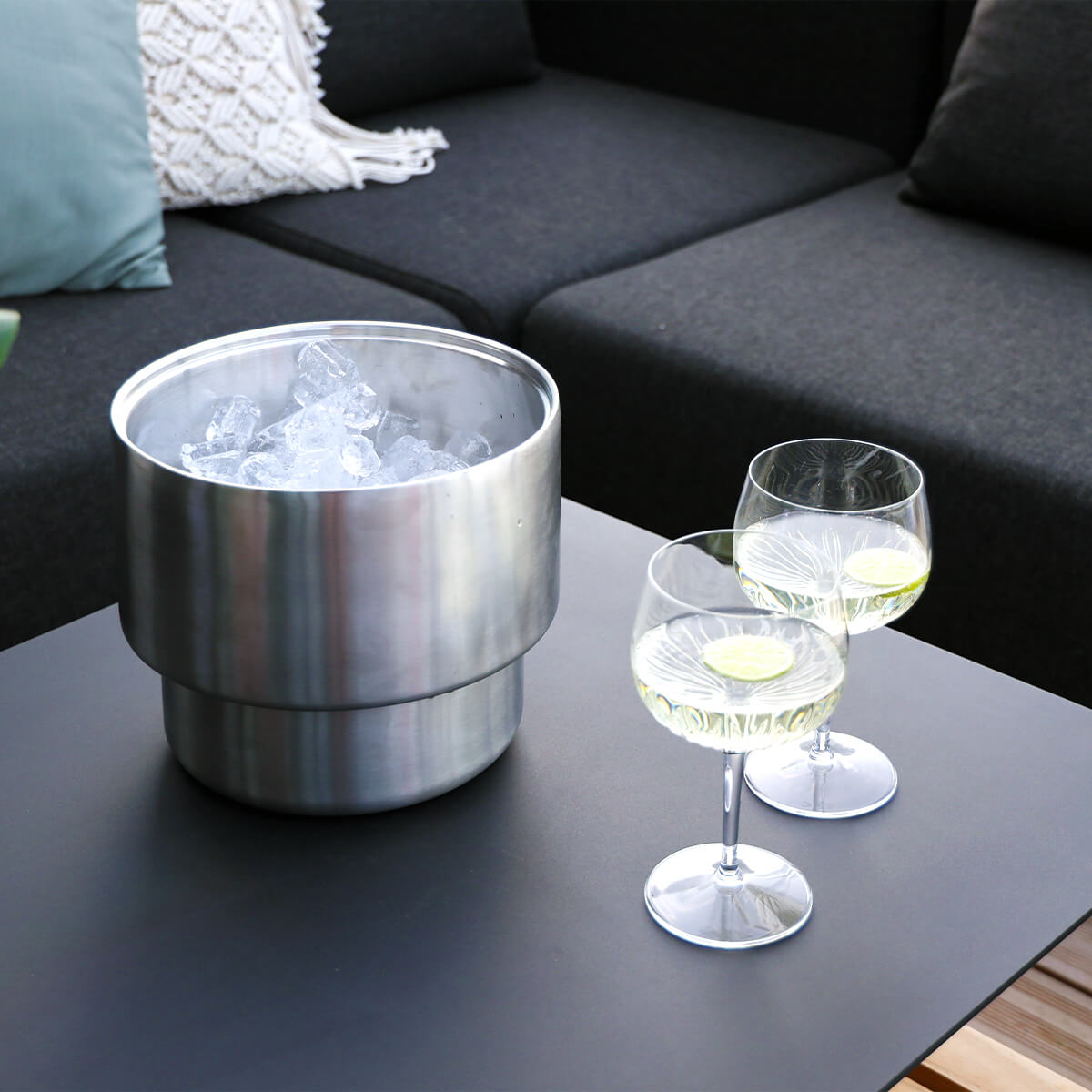 SACKit Wine Bucket vinkøler med is på bord med to vinglas