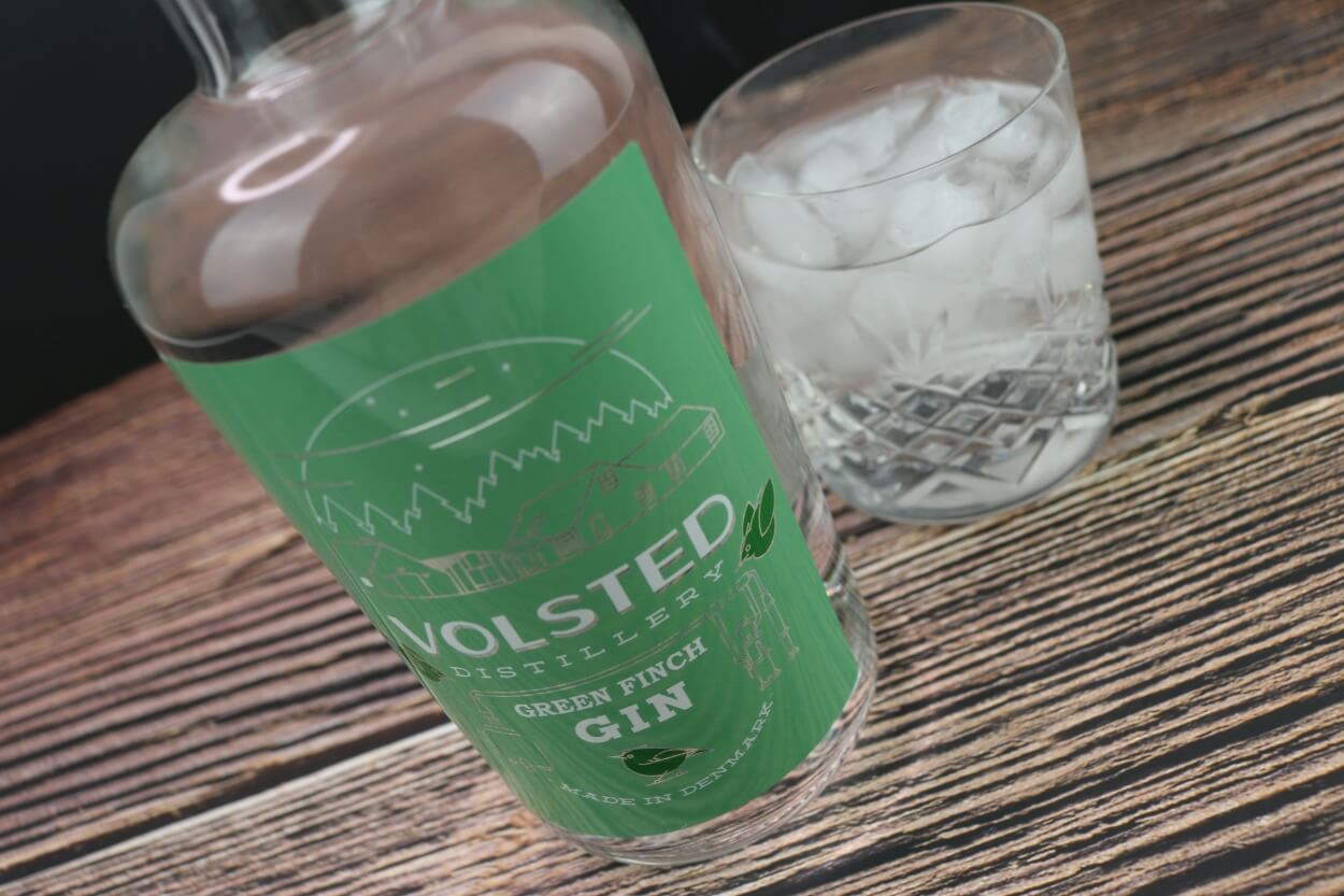 Volsted Distillery Green Finch gin på bord